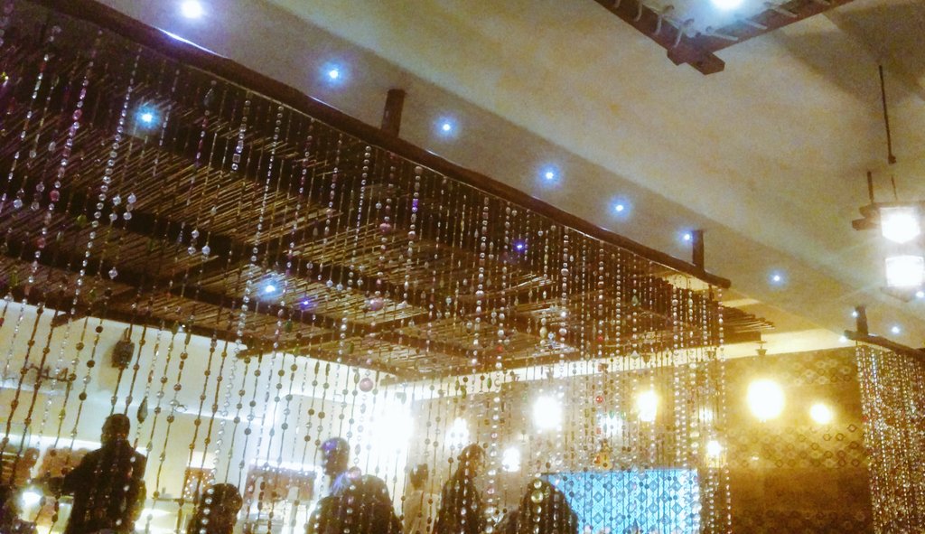 vishvaisakhi's tweet photo. #CaravanSerai #QuickRev
Ambience - Amazing
Food - decent
Buffet - reasonable & nice
Best part - chat starters! https://t.co/cL35rzx4Vr
