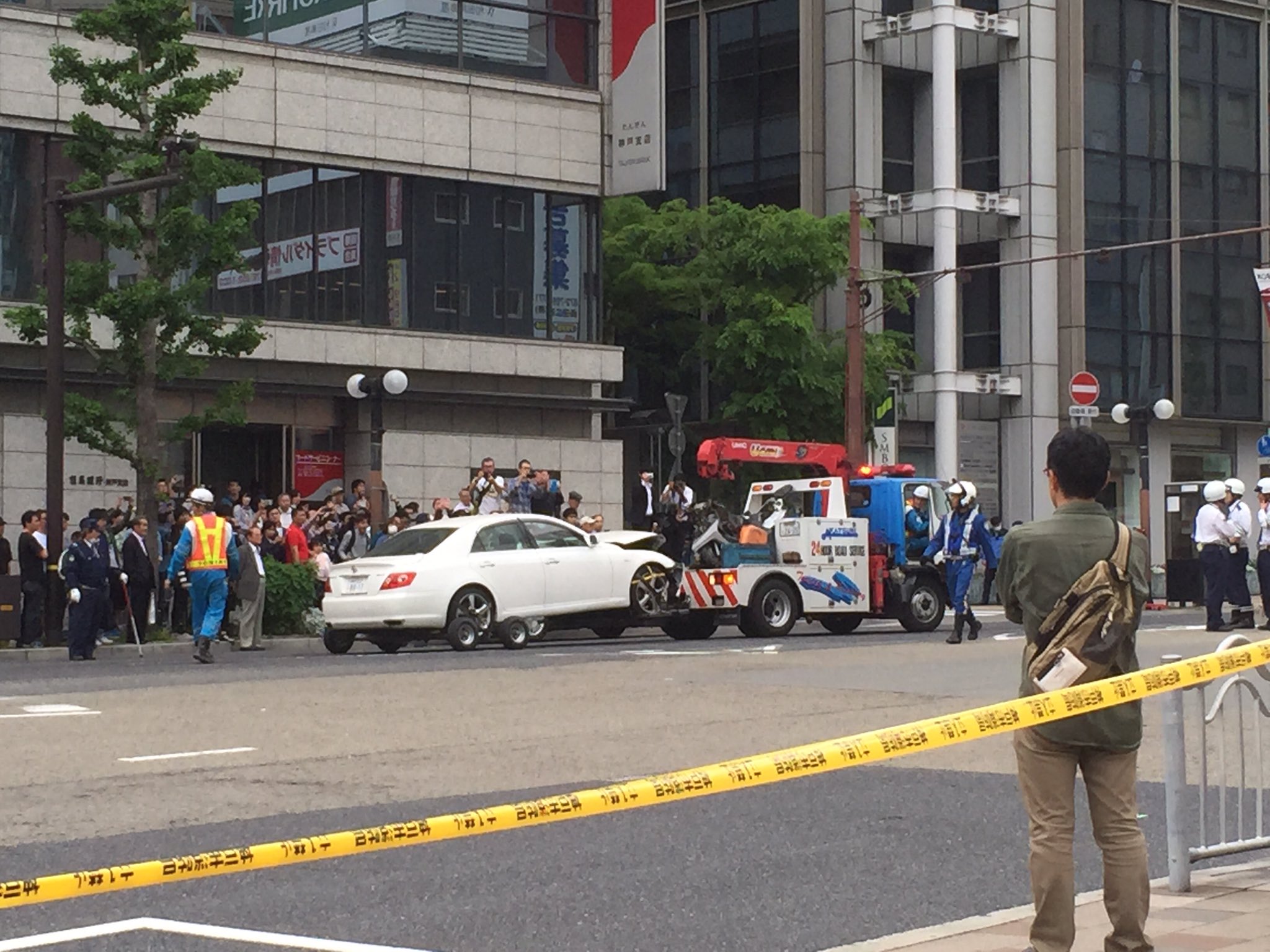 まちなかふぉと Auf Twitter 三ノ宮駅北側 車暴走事故 暴走車両がレッカー移動されるところ 前方部が酷く壊れている バイクがクッションになったのか少し平らにへこんでいる 神戸市 三ノ宮 交通事故 車暴走
