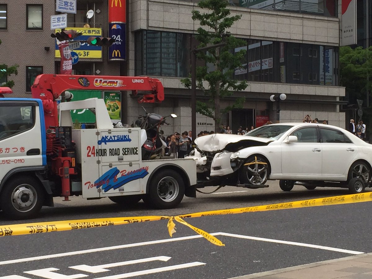 まちなかふぉと Auf Twitter 三ノ宮駅北側 車暴走事故 暴走車両がレッカー移動されるところ 前方部が酷く壊れている バイクがクッションになったのか少し平らにへこんでいる 神戸市 三ノ宮 交通事故 車暴走