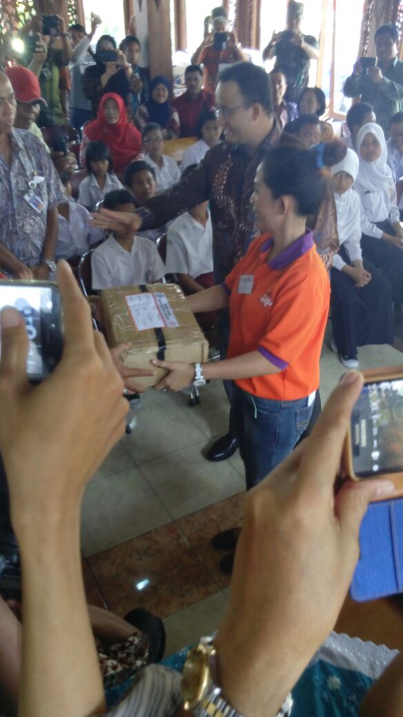 SapExpress's tweet image. Penyerahan Kartu Indonesia Pintar di Kota Solo disaksikan oleh Bpk Menteri Anis Baswedan
#KartuIndonesiaPintar