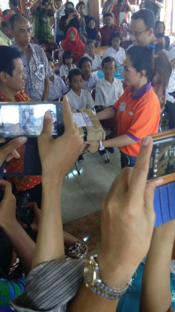 SapExpress's tweet image. Penyerahan Kartu Indonesia Pintar di Kota Solo disaksikan oleh Bpk Menteri Anis Baswedan
#KartuIndonesiaPintar