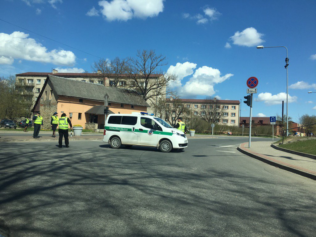 Cesis_lv's tweet image. Lūgums izvēlēties citu braukšanas maršrutu, Raiņa iela slēgta militāro mācību dēļ.