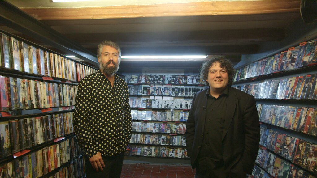 Pop i acció: Sr. Chinarro i Invisible Harvey, veterà i debutant, es troben al vídeoclub ► bit.ly/1Tff98S