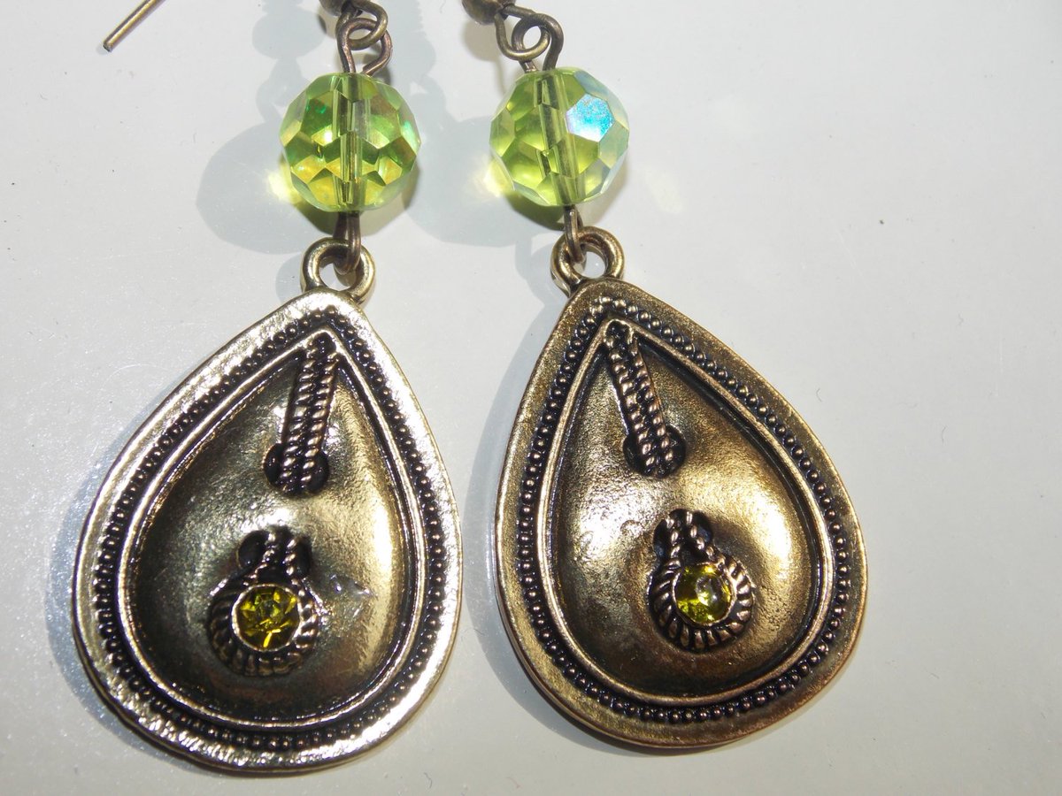 EriniJewel's tweet photo. Antiqued Gold Teardrop Earrings https://t.co/OKnRdjqDRu #Etsy #Epateam https://t.co/vcarj7UtlM