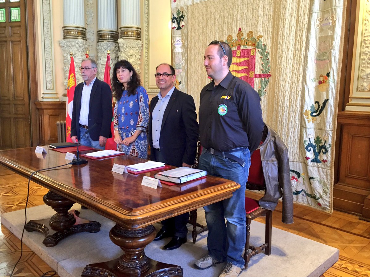 AyuntamientoVLL's tweet photo. #AnaRedondo y @VelezPsoe exponen medidas de #SeguridadVial para #Motos, tras reunión con @VallaMoto y @AMCsVa 🏍👍🏻 https://t.co/0Xp1Yhkg3T