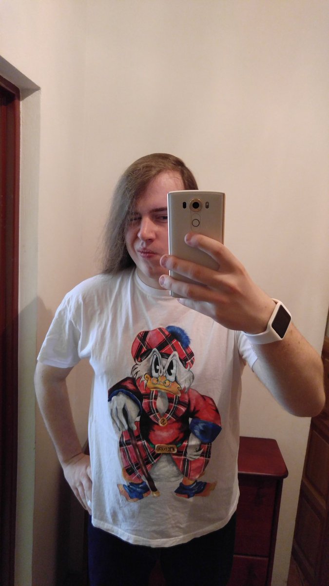 Kondzio42's tweet photo. #cebuladeal kreacja na dziś :D koszulka ręcznie malowana przez @lirczix :P #sknerus #dziendobry https://t.co/N30CNGStrr