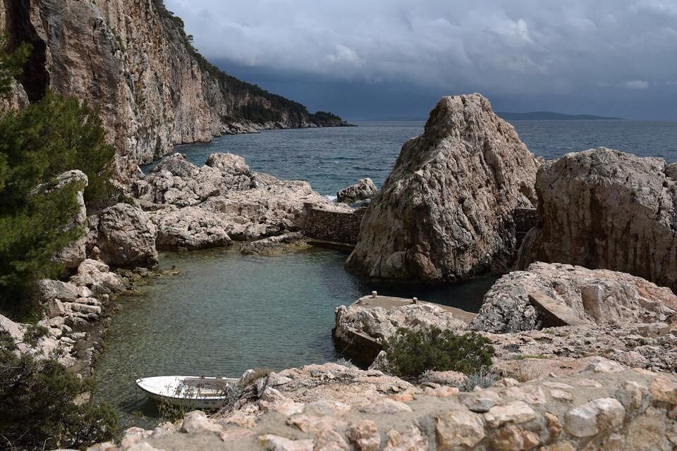 AnacletoRomeroM's tweet photo. Cliffbase, Hvar / Miss it already 
#nature #rocks #cliff #cliffbase #hvar #cloudy #naturephotography  #colors #colo… https://t.co/f5BzefZ9Yb