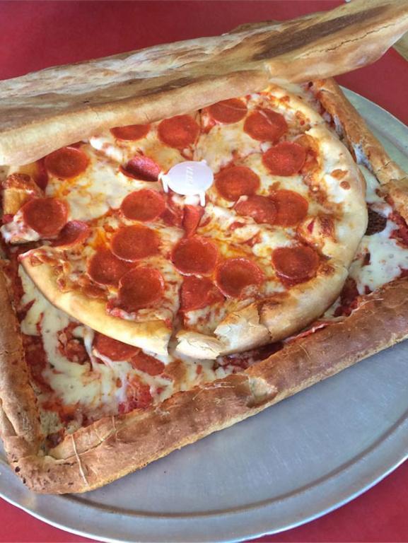 Une boîte à #pizza faite... en pizza #wtf #inception bit.ly/1SFXXxa