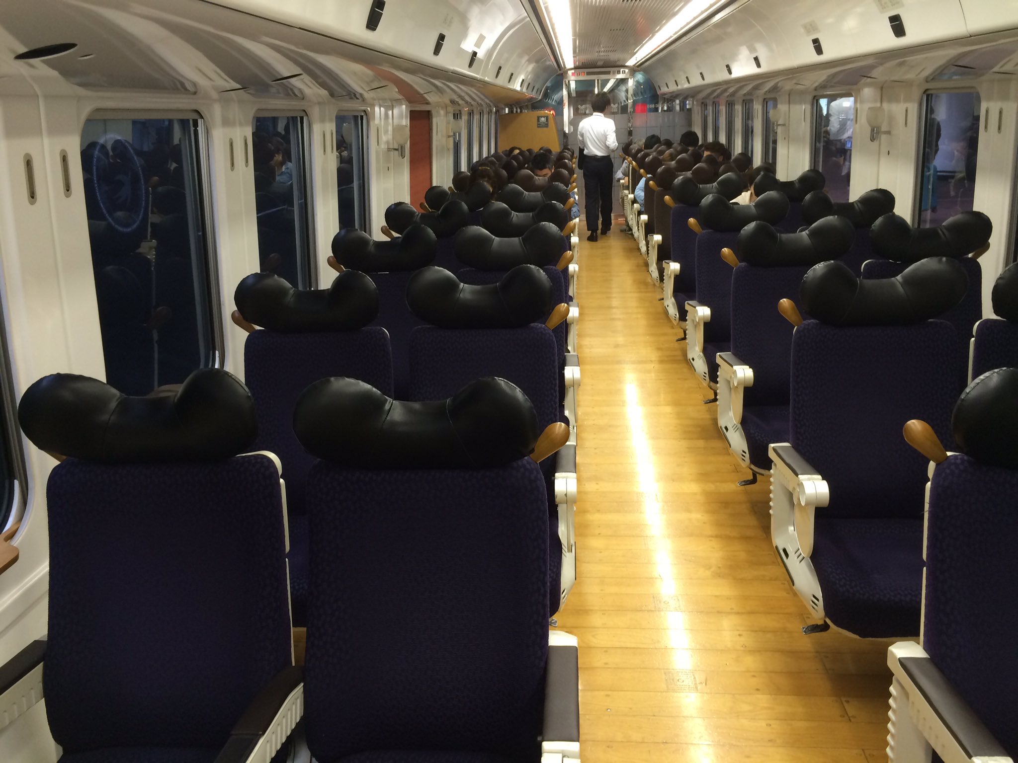 Twitter এ S 51 あかべこ この特急ソニックに使用している8系は いろいろ工夫しているjr九州の車両の中でも かなりぶっ飛んだ仕様でして 座席には革製の耳は付いてるわ 荷物棚は飛行機みたいなので 忘れ物が増えるんじゃないかって T Co Nkcpf0nzyx Twitter এ S 51 あかべこ この特急ソニックに使用している8系は いろいろ工夫しているjr九州の車両の中でも かなりぶっ飛んだ仕様でして 座席には革製の耳は付いてるわ 荷物棚は飛行機みたいなので 忘れ物が増えるんじゃないかって T Co Nkcpf0nzyx
