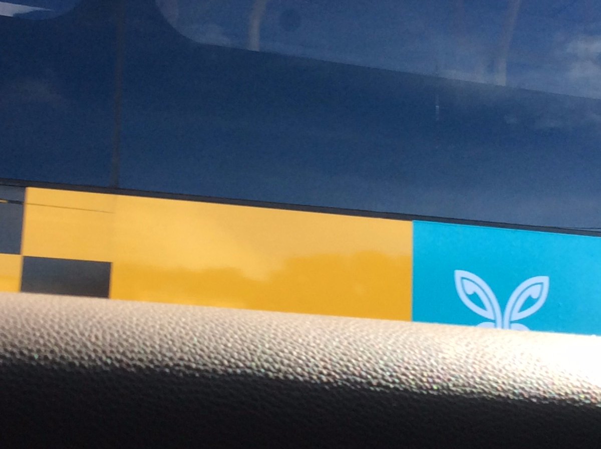 Bubsthemonkey's tweet photo. Spotted #SignBoy @Deaf_Aotearoa :) #TrafficLights #Wellington #DirtyWindscreen #Sunshine! #NZSLweek https://t.co/EZ6SeJVcG1