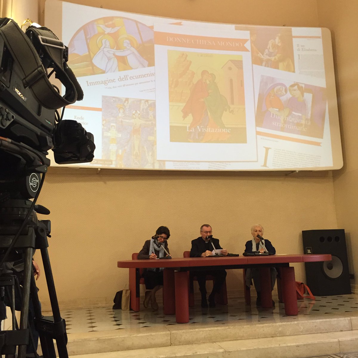 Il segretario di Stato cardinale Pietro Parolin, presenta il nuovo "donne chiesa mondo", mensile dell'<a href="/oss_romano/">L'Osservatore Romano</a>