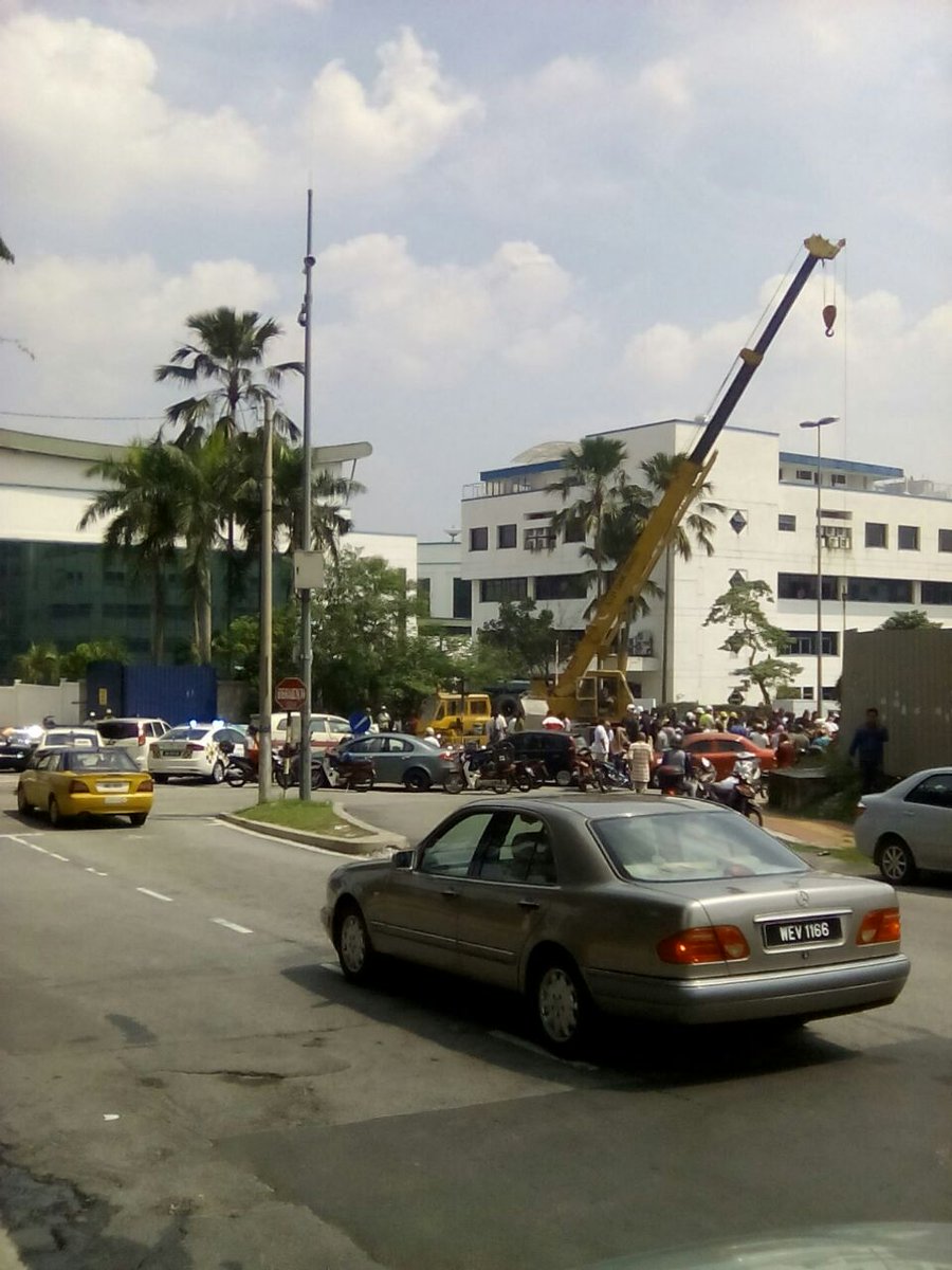 Mak Khuin Weng On Twitter Accident At Jln Universiti Near Sin Chew Jit Poh Car Drove Into The Hole