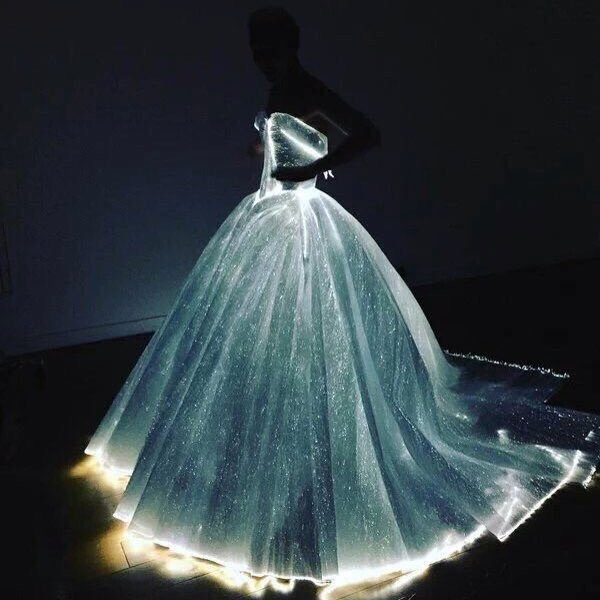 Nos ha enamorado el vestido de cuento de hadas de #ClaireDanes que lució en la #MetGala ¿Qué os parece? 😍