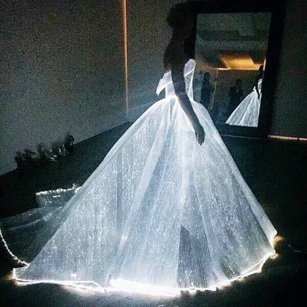 MalagaFashion's tweet photo. Nos ha enamorado el vestido de cuento de hadas de #ClaireDanes que lució en la #MetGala ¿Qué os parece? 😍 https://t.co/MdfFIWWHoo