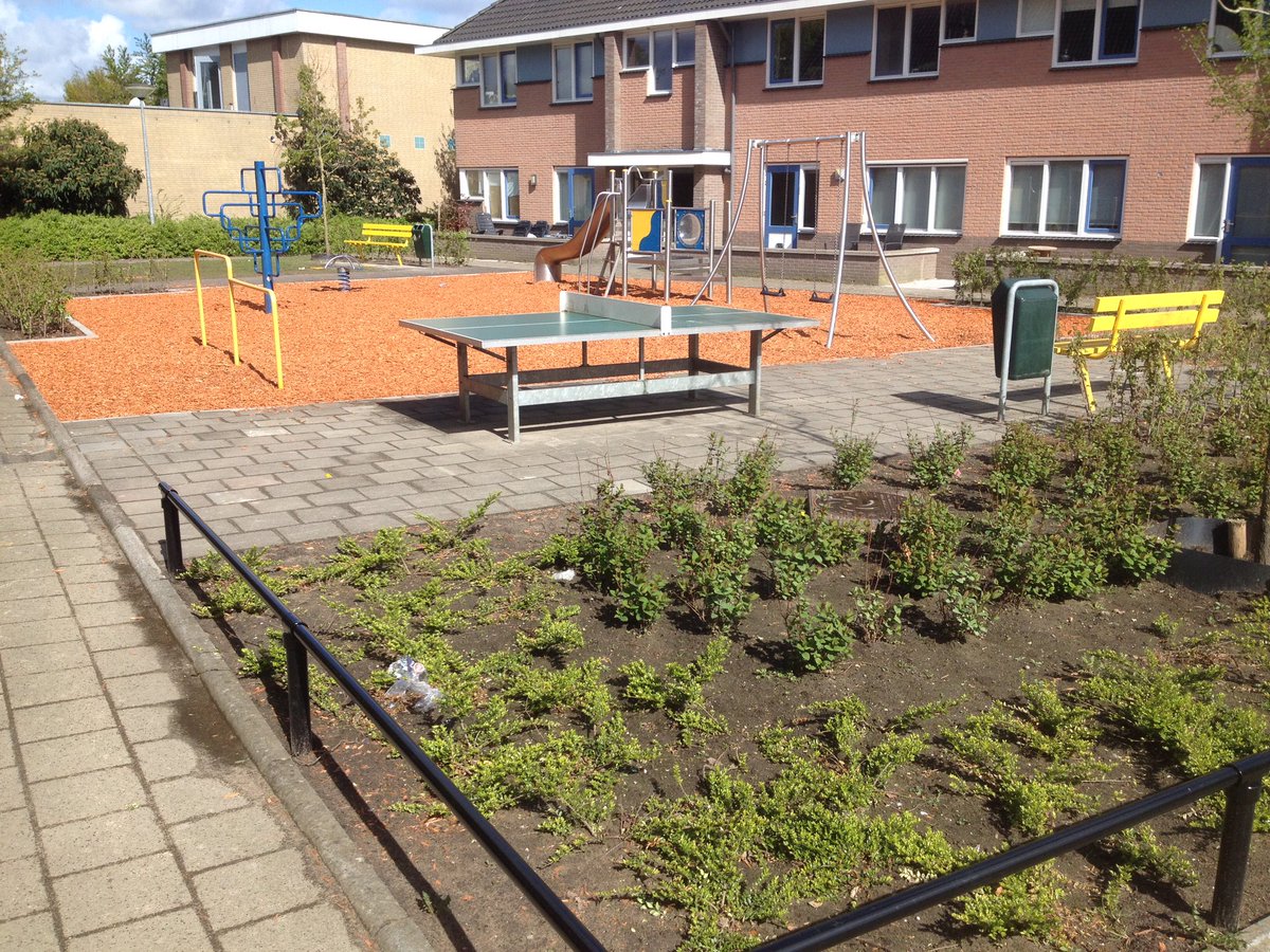 Na plaatsen bankje herinrichting speelplaats B. Heijblomhof compleet, door bewoners ontworpen!
