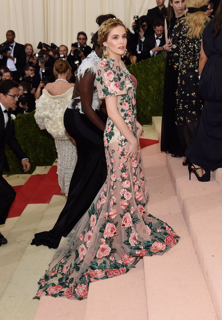 [EVENTO] | Zoey Deutch al MET Gala al Metropolitan Museum of Art a New York City ieri. #metball2016 🔥💘