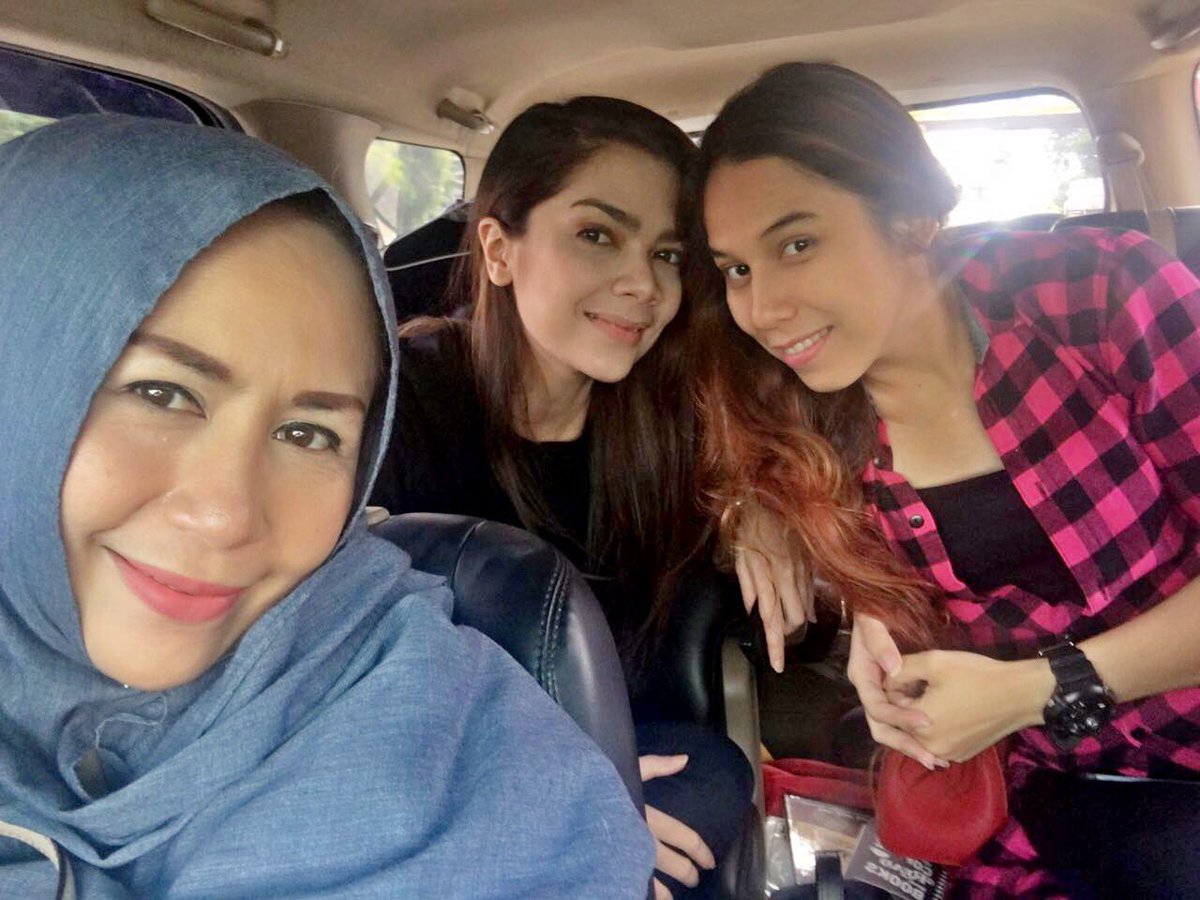 Me_Lz's tweet photo. beginilah kakak &amp; adik klo dah ketemu, always berfutu riaaa☺️😋 https://t.co/CREs9TMiQk