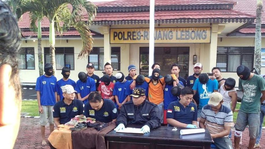 detikcom's tweet photo. 7 Pemerkosa Gadis 14 Tahun di Bengkulu Hanya Dituntut 10 Tahun Bui https://t.co/kyGJ43Zsxg https://t.co/turVpRhBHX