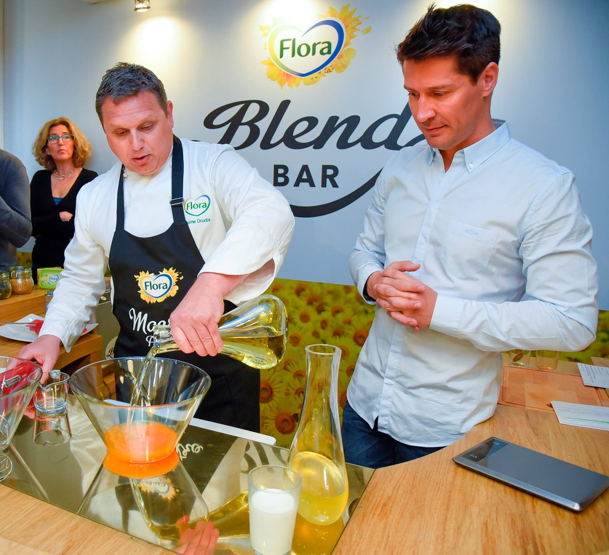 Flora_esp's tweet photo. Así es como nuestro Maestro Aceitero elabora la margarina Flora. ¡Ven a verlo en el #FloraBlendBar! #felizmartes https://t.co/GBPRPWx0Tk