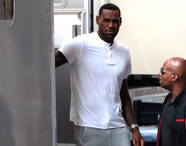 crimeworld_com's tweet photo. LeBron James wanted for Space Jam 2 #SpaceJam2 #LebronJames #LebronStrong
https://t.co/TinLRJv808 https://t.co/gMyiNwlfU1