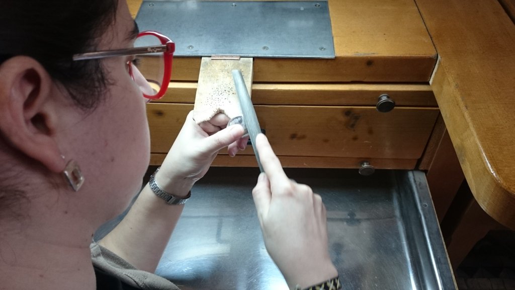 EscolaJORGC's tweet photo. Aquí teniu la Mònica Tomas fent un anell buit! Aquest exercici es conegut entre els alumnes com l'Anell mitjaval! https://t.co/6vIIxJxSoa
