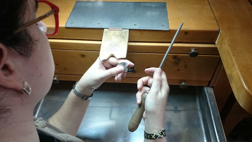 EscolaJORGC's tweet photo. Aquí teniu la Mònica Tomas fent un anell buit! Aquest exercici es conegut entre els alumnes com l'Anell mitjaval! https://t.co/6vIIxJxSoa