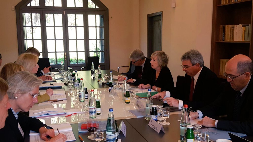 SteGiannini's tweet photo. A @VillaVigoni accordo con Ministro tedesco Wanka su alternanza scuola #lavoro e progetti di innovazione scientifica https://t.co/heQIQDjTdr