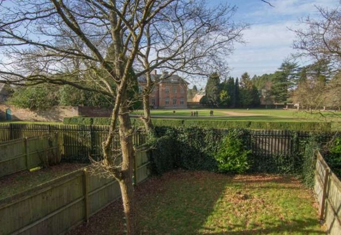 ChangesProperty's tweet photo. Please share this fab home with garden and stunning views over Tredegar House, £99,950 https://t.co/GsyuxMRwUs https://t.co/DWumCJeyro