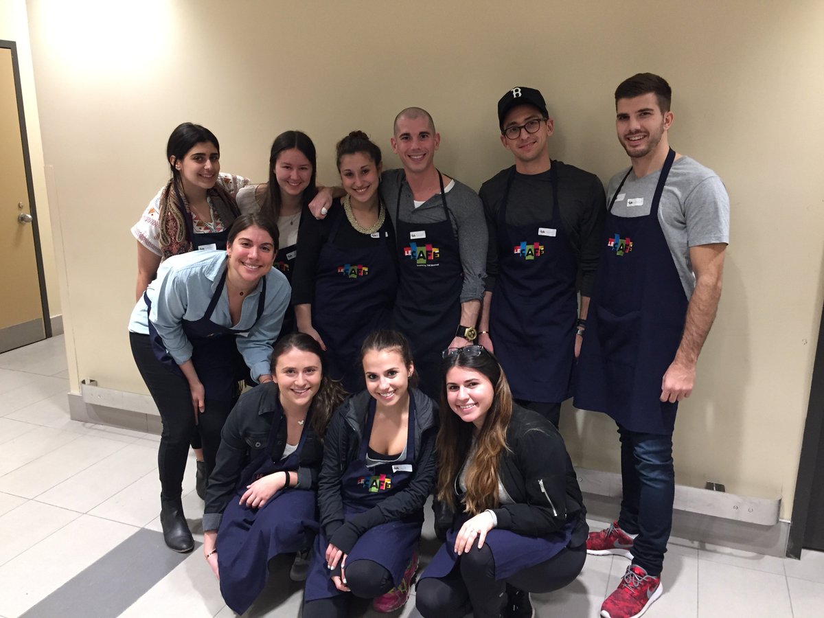 FederationCJA's tweet image. Toda raba to our YAD #FedNext volunteers, who served hot meals at Le Café to 250+ people in need! #tikunolam
