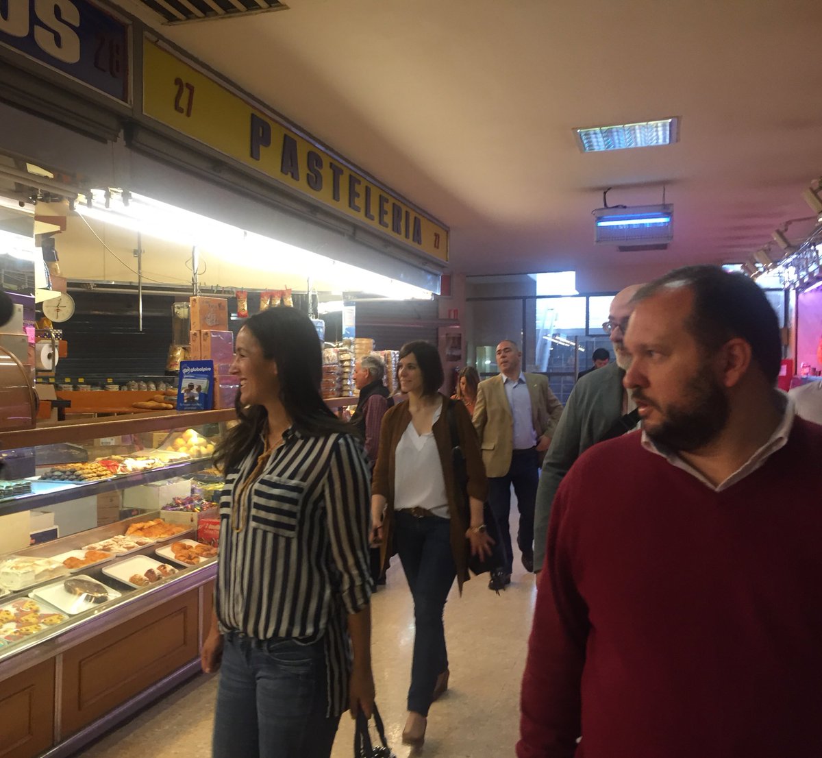 CsMadridCiudad's tweet photo. La galería Valverde tuvo más de 30 puestos y hoy solo quedan 6 abiertos.@begonavillacis #Fuencarral #Csenmidistrito https://t.co/aQ7ZVKEkAP