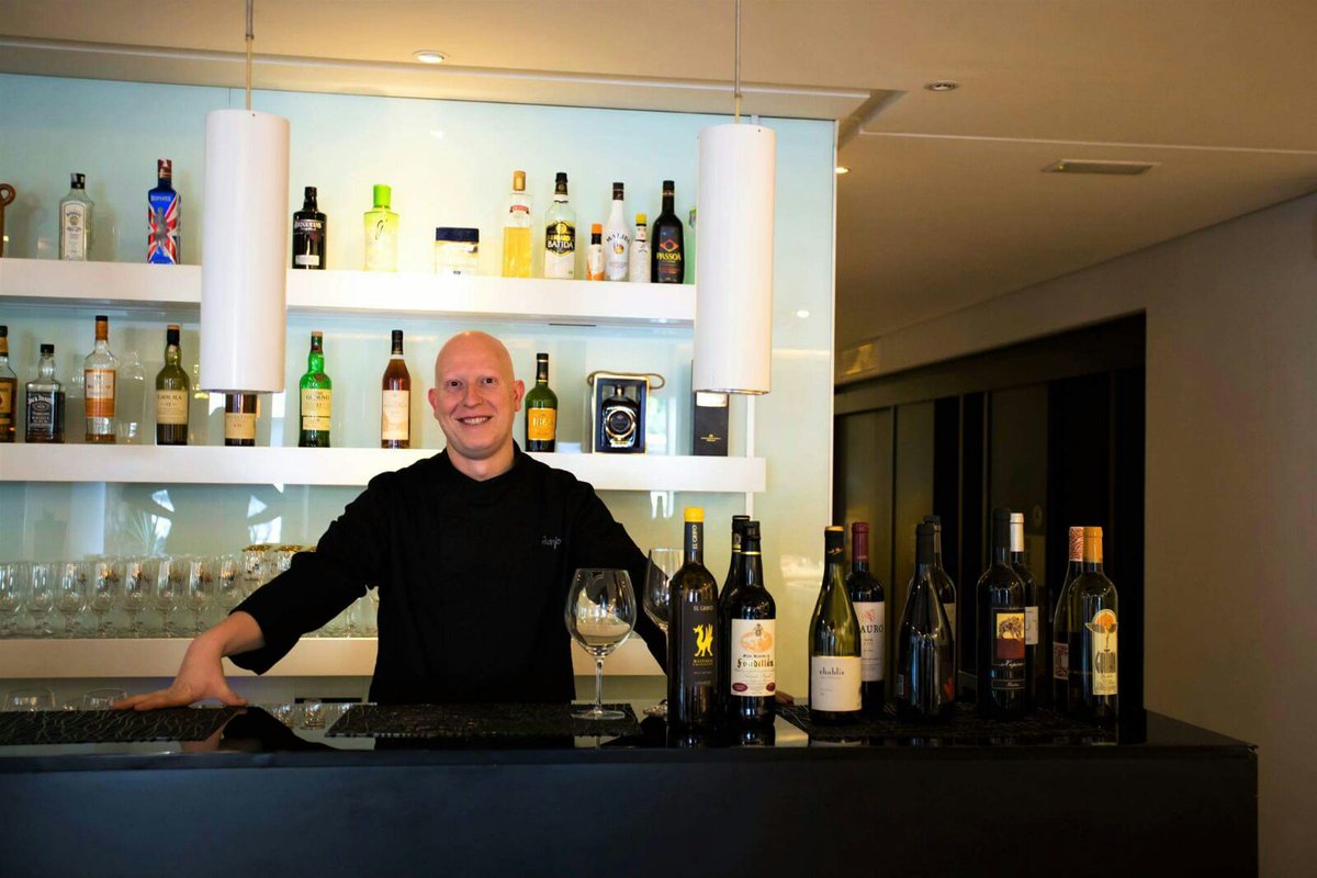 LienzoVlc's tweet photo. La propuesta de @Lienzovlc no estaría completa sin el gran trabajo en sala y selección de vinos de @JuanJoseSoria https://t.co/85Skm0H2nx