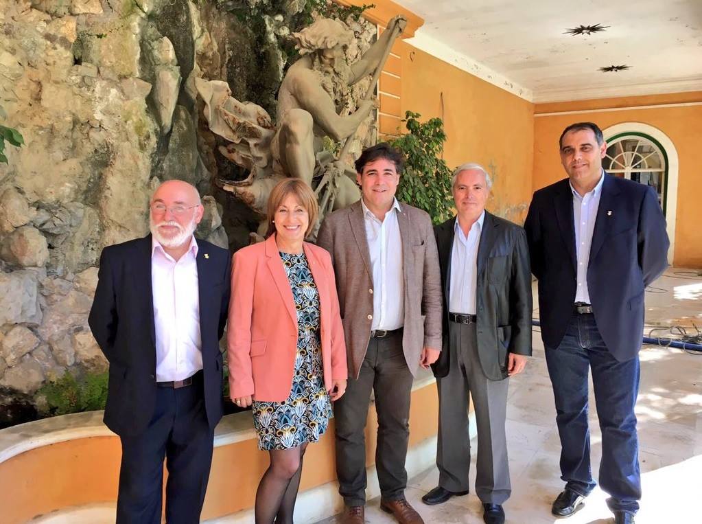 ajcubelles's tweet photo. El @delgovbarcelona @miquelescobar fa la primera visita oficial a #Cubelles  https://t.co/dVCHZFKZN2 https://t.co/mR56rBuam9