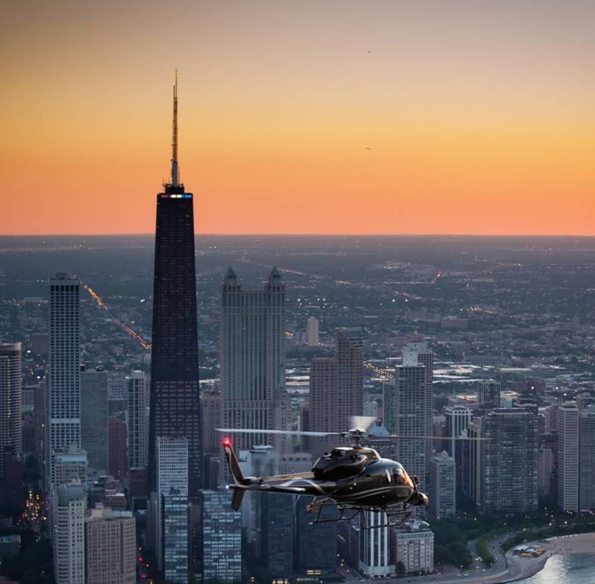 Skylimochi's tweet photo. Beautiful Day in #Chicago We have #helicoptertours 7days a week? Book yours today! click -> https://t.co/RlYzUpw5OU https://t.co/swlzVPqIlF