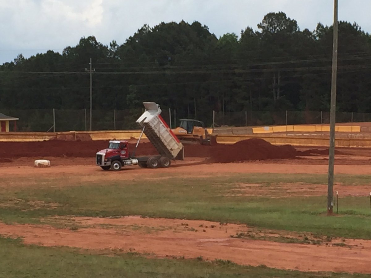 ModocRaceway's tweet image. 18" of clay removed, being replaced with clay that has been test to make sure doesn't have too much sand.