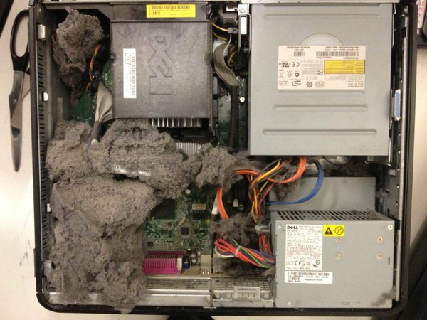 multigeekx's tweet photo. Ya decía yo que pasaba que no había polvo en casa. Se lo tragó mi PC. https://t.co/LlnFvwmxQP