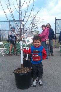 AAPremlall's tweet photo. This is why I'm an #educator. I'm not just growing plants, I'm growing hearts + minds. #urbangardening #permaculture https://t.co/Rtdn50aEHK