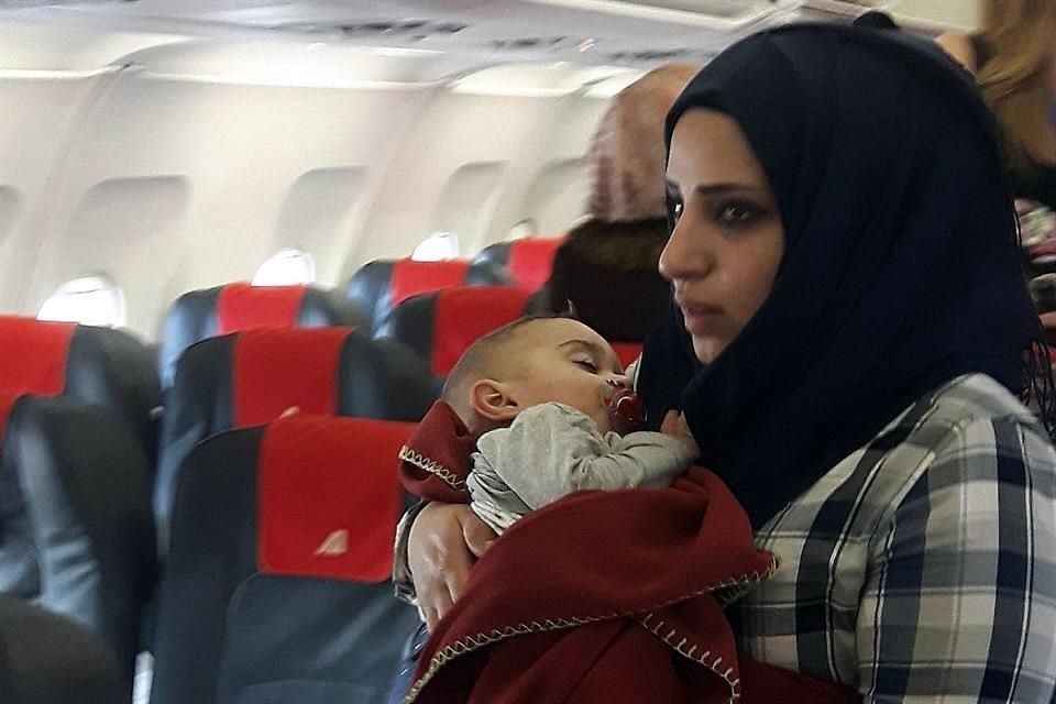 muralcom's tweet image. Refugiados sirios del segundo &quot;pasillo humanitario&quot;, llegaron a Roma para rehacer su vida. bit.ly/23mrAW9