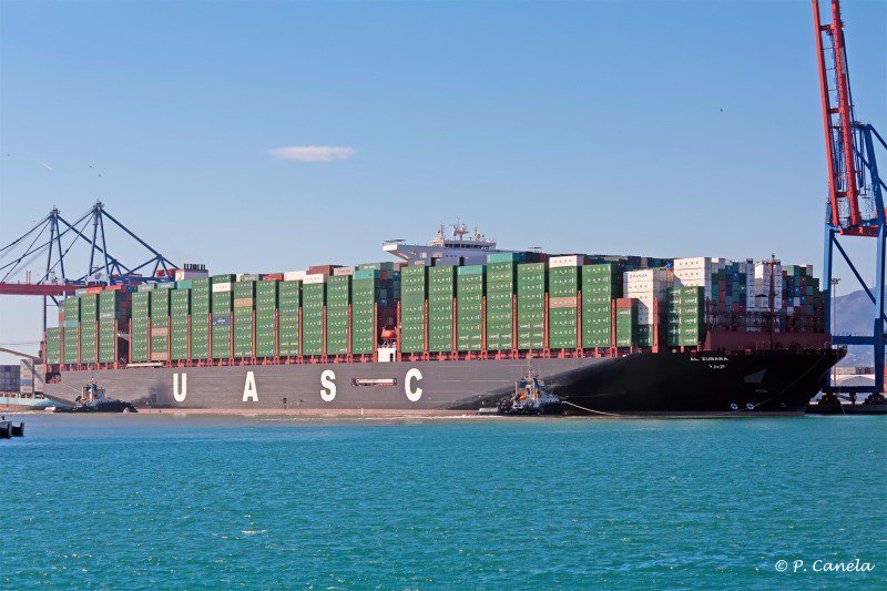 WilchemBV's tweet photo. Werkzaamheden aan boord bij één van de grootste schepen ter wereld: lekkage van kunstmest uit een container. https://t.co/ly4bXHXUUr