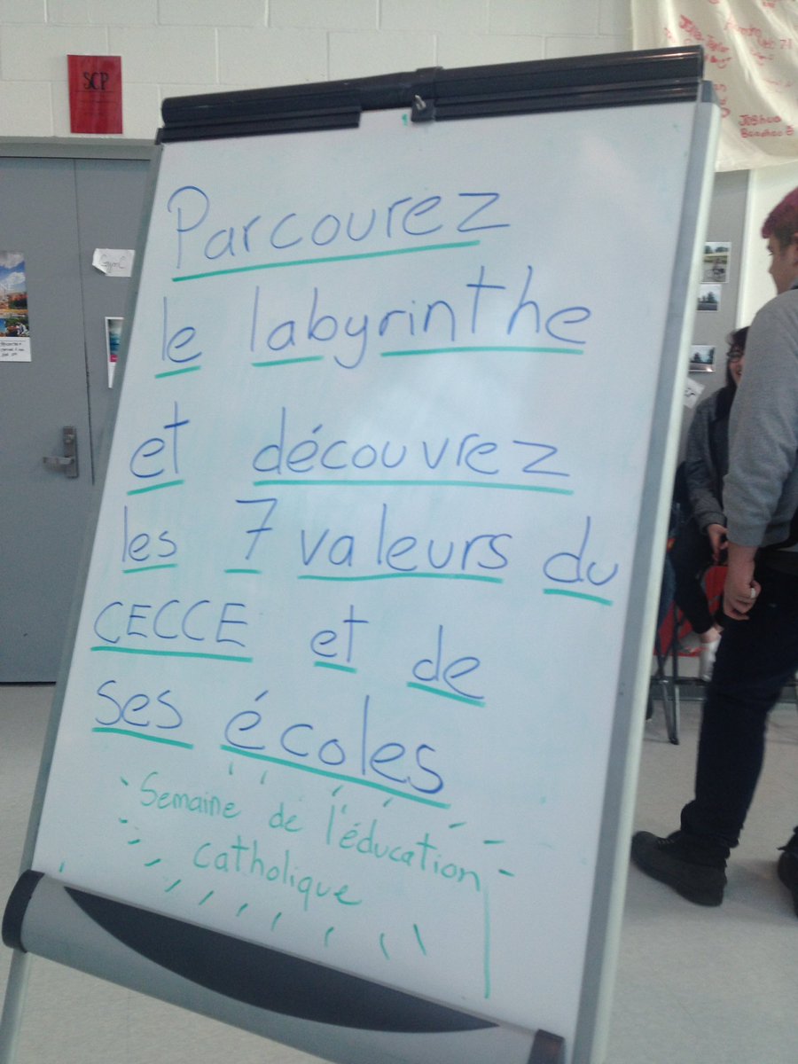 PS_Pasto's tweet photo. Labyrinthe des valeurs du #cecce semaine de l'éducation #catholique @Epaulards_PS https://t.co/JnZlpmzF1I