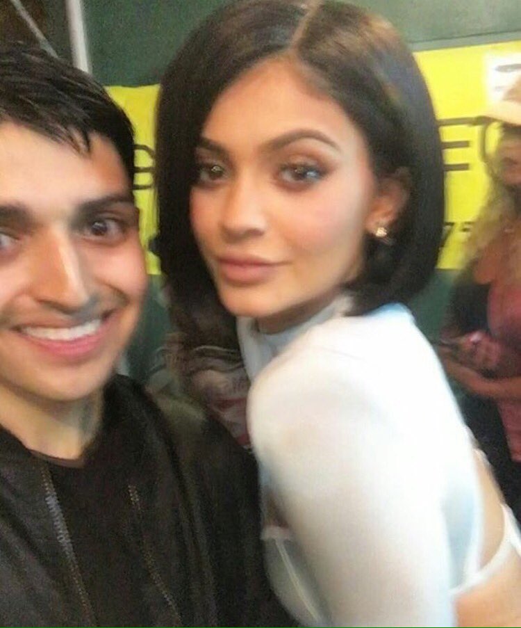 JennerUpdated's tweet photo. Kylie con un fan ieri sera a New York. https://t.co/dmycj4Bn2h
