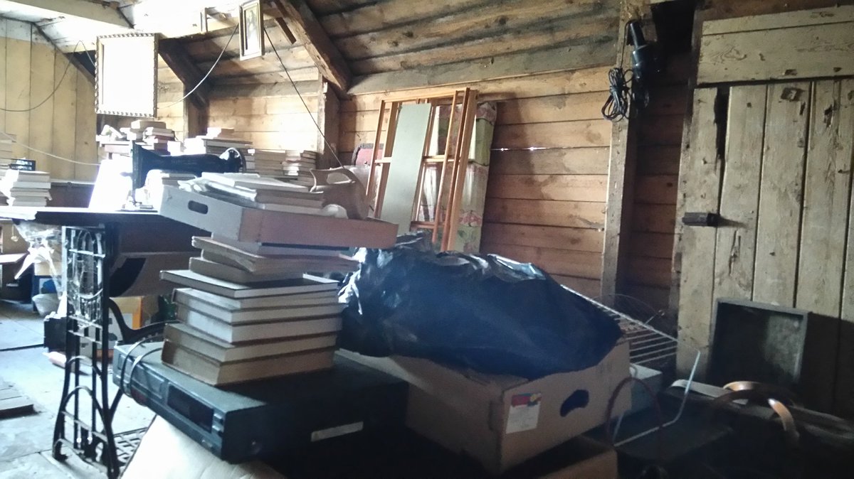 PatrykTarachon's tweet photo. Dzisiaj odkurzyliśmy #zabytki z wujkiem. Świetna sprawa, jestem jednak #sentymentalny. ⌚ #stary #strych #attic #old https://t.co/nuOfMIxL43