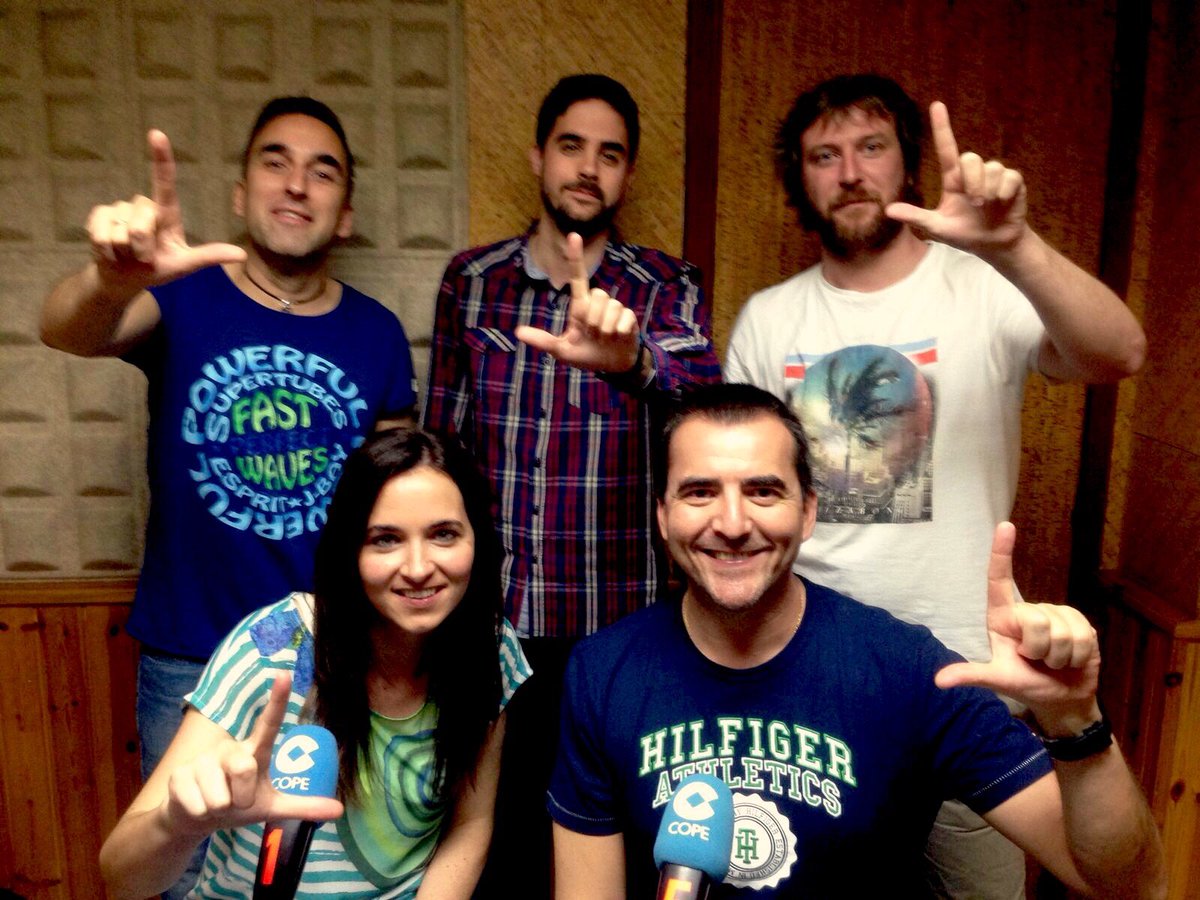 gdobarro's tweet photo. El equipo de @DeportesCOPEGal con nuestros compañeros de RADIO MARCA @YosoyRADIOMARCA #yosoyradiomarca https://t.co/YK87XBbbPN