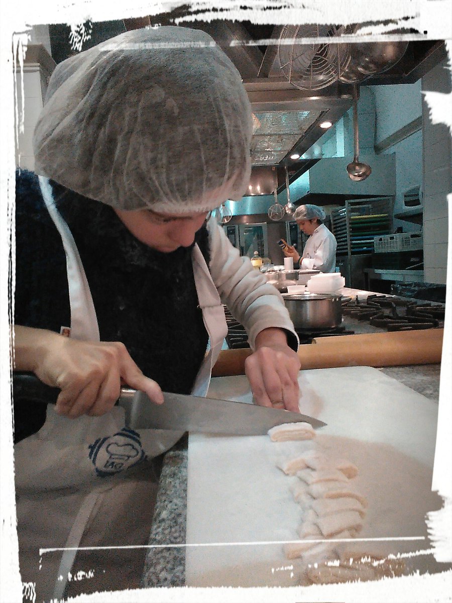 bienaldiscar's tweet photo. Lunes de pastas caseras en el Taller de Arte Culinario de @fundaciondiscar @VICKYshocron @Casandra_sv https://t.co/n5ZvjeTRKV
