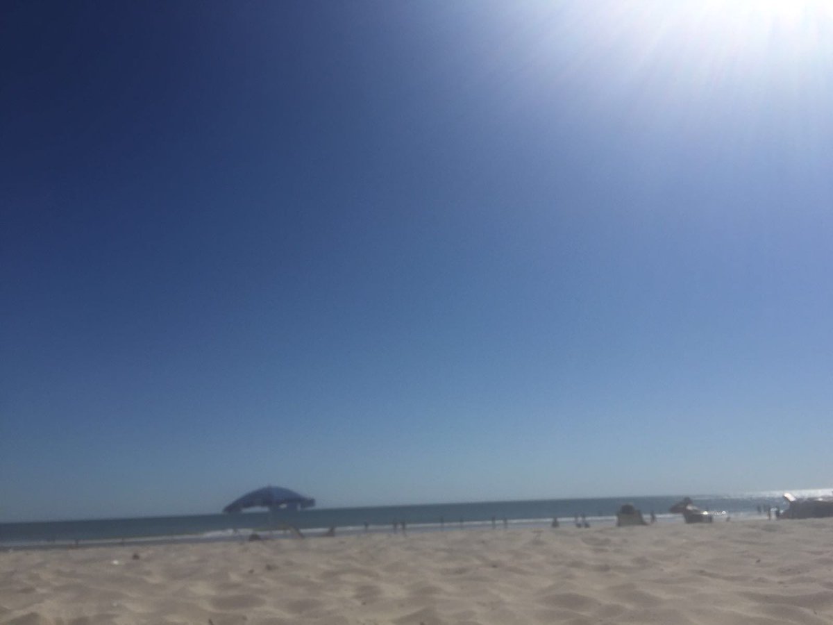 Beatriz_GBernal's tweet photo. Inaugurando jornada de playa con buena compañía y pensando en un @RonBarceloSpain fresquito @Desalia2017 #ViveAhora https://t.co/E90J9U8Dyy