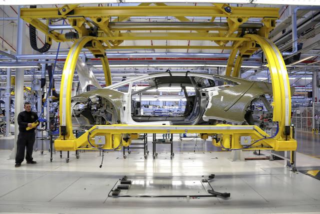 DipetaneCAN's tweet photo. El proceso de construir un #Lamborghini paso a paso https://t.co/UapllCKcfR | @Gizmodo #Canarias https://t.co/EtXLfPhcTf