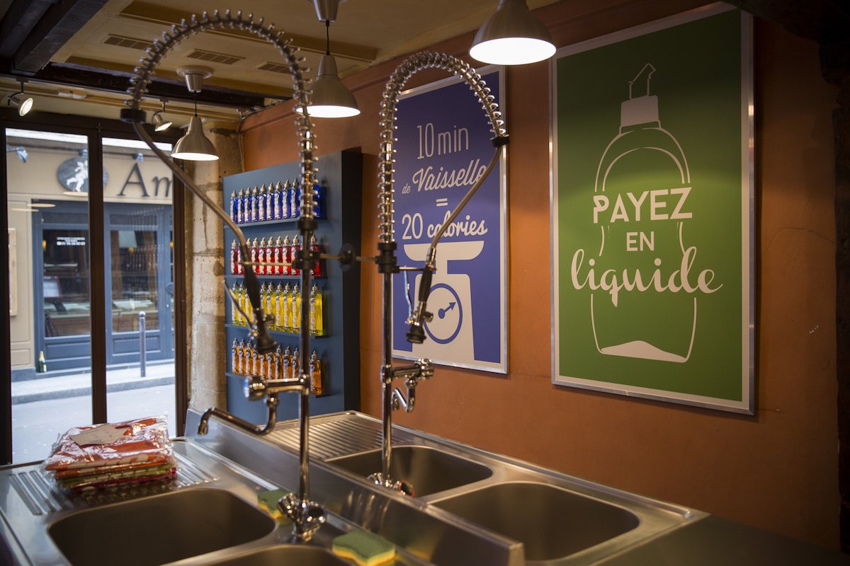 ieupmedia's tweet photo. Mir relance son restaurant où vous payez en faisant la vaisselle https://t.co/uqysTzBCDf https://t.co/SC3Tmw3lPd