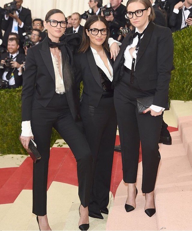 SechoirTV's tweet photo. Our fave look of the night brought to you by #JennaLyons @jennikonner &amp; @lenadunham #metgala #metgala2016 #sechoirtv https://t.co/GS7b89IJLS