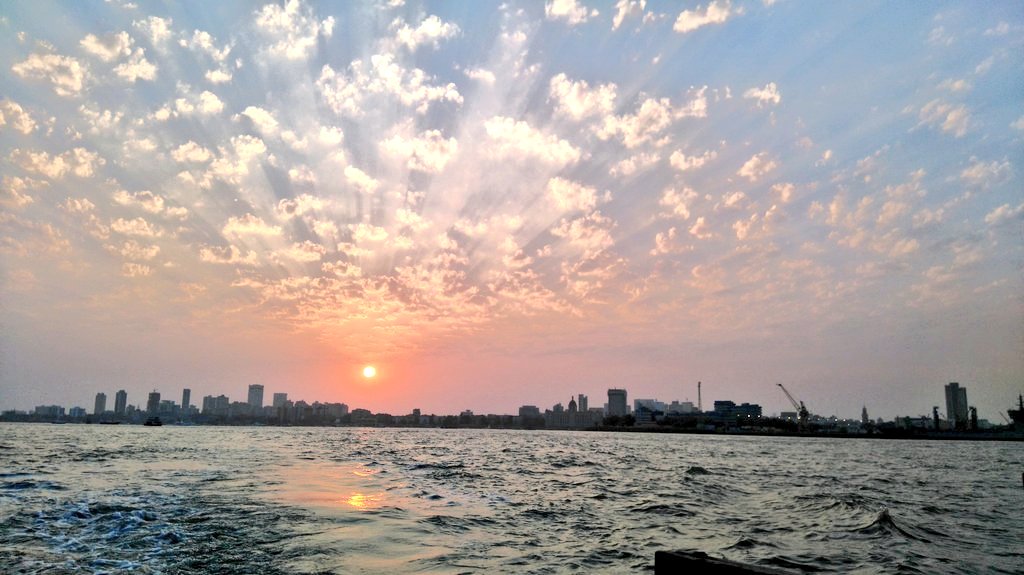 chaits90's tweet photo. Sunset 🌇 Always Aww tO Watch 😀😁
N ofcourse ItS MUMBAI from the Seas😚
@CultureTripMUM https://t.co/YBYtGpcoJr