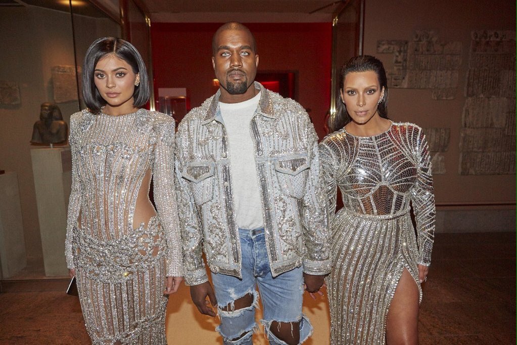 JennerUpdated's tweet photo. Kylie, Kanye e Kim al #MetGala2016 https://t.co/1OQGyJkXsc