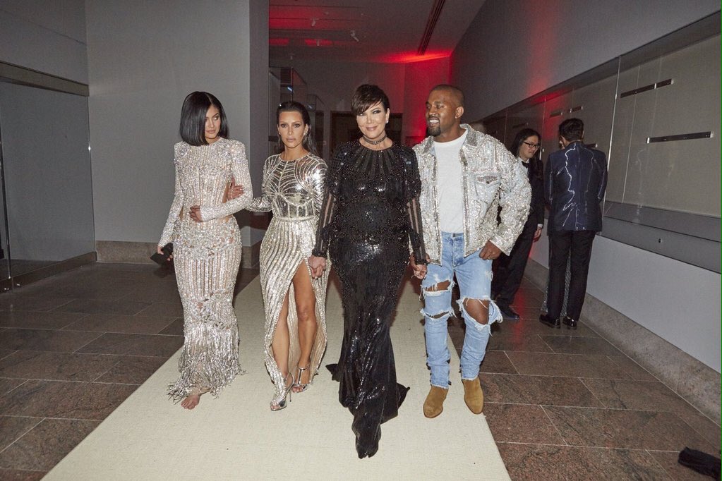 JennerUpdated's tweet photo. Kylie, Kim, Kris e Kanye al #MetGala2016 https://t.co/S5R38z3Z30